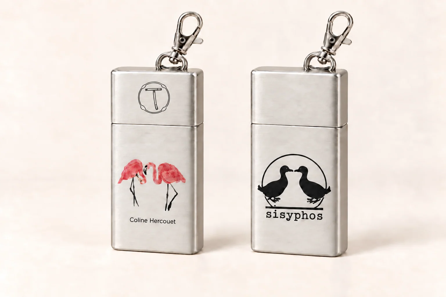 Metall-taschenbecher: Flamingos vorne, Sisyphos-Logo hinten